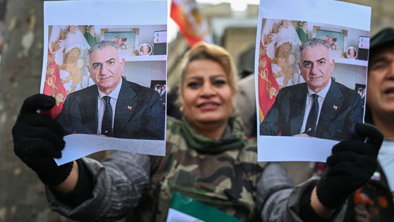 En anhängare till den avsatta shahens son Reza Pahlavi demonstrerar i Paris, den 11 januari. Foto: Julien Mattia/Le Pictorium/Imago/TT.