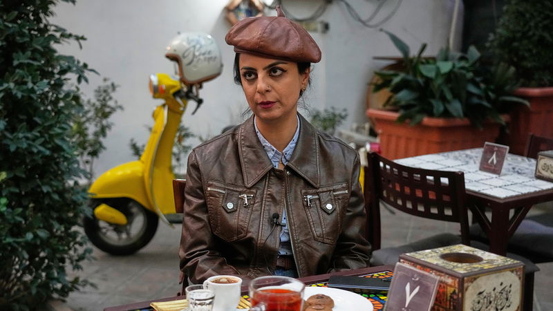 Kaféägaren Merat Behnam protesterade i höstas mot mullorna genom att köra sin gula Vespa genom Teheran. Foto: Vahid Salemi/AP/TT.