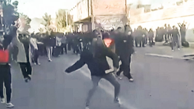 Skärmdump från en video som spreds på sociala medier den 31 december 2025 och visar demonstranter som angriper en statlig byggnad i Fasa i södra Iran. Foto: AFP.