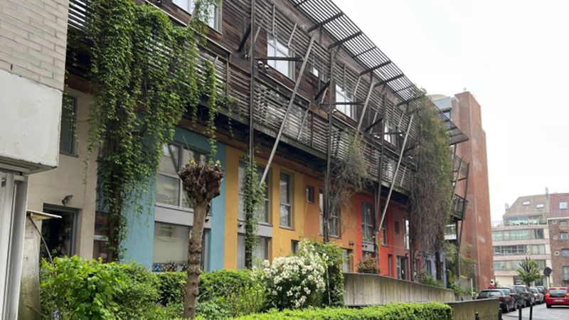 L’Espoir är byggt som passivhus med solceller och gemensamma utrymmen. Foto: Jenny Stenberg.