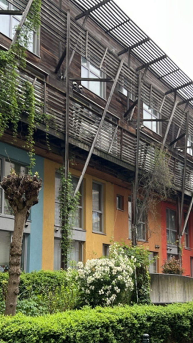 L’Espoir är byggt som passivhus med solceller och gemensamma utrymmen. Foto: Jenny Stenberg.