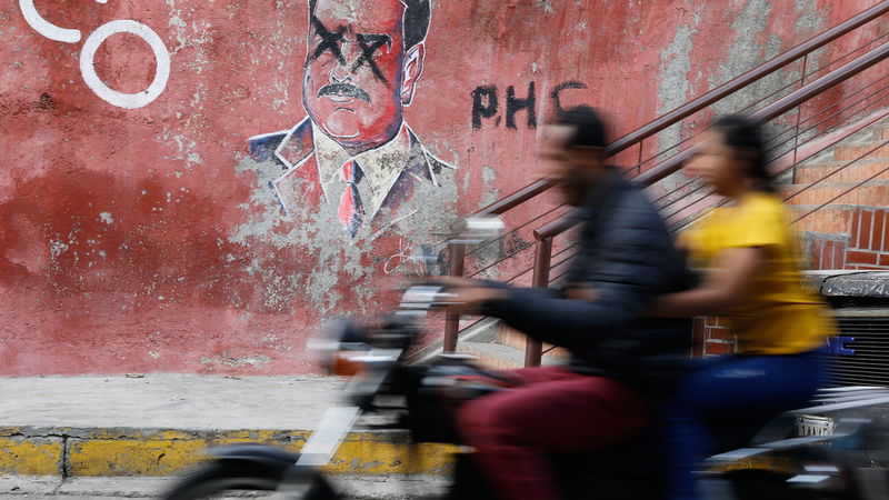 En muralmålning föreställande Venezuelas president Nicolas Maduro har vandaliserats i Caracas. Foto: Cristian Hernandez/AP.