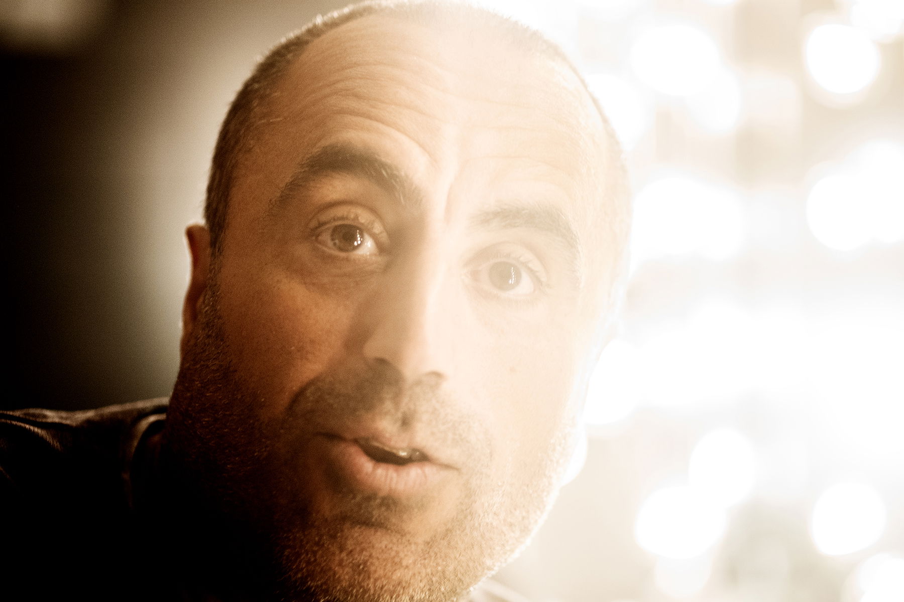 Den svenskkurdiska komikern Özz Nûjen ska driva med politikerna ända fram till valet. Foto: Lisa Mattisson.