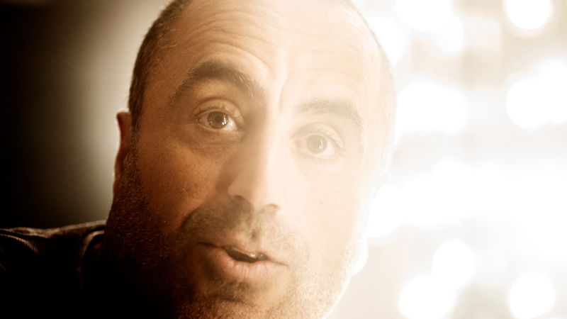 Den svenskkurdiska komikern Özz Nûjen ska driva med politikerna ända fram till valet. Foto: Lisa Mattisson.