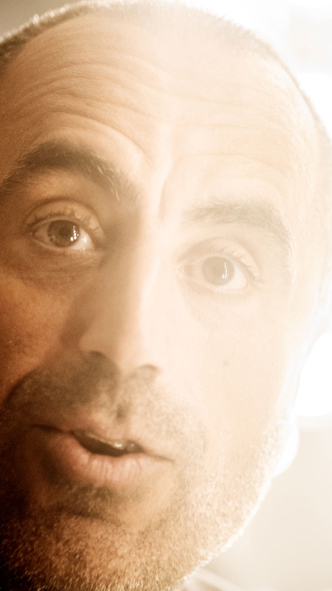 Den svenskkurdiska komikern Özz Nûjen ska driva med politikerna ända fram till valet. Foto: Lisa Mattisson.