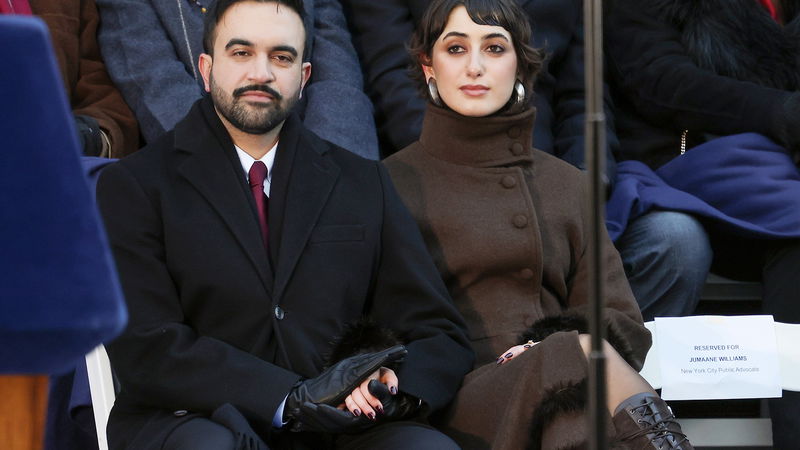 Rama Duwaji har blivit det hetaste samtalsämne bland modeexperter 
sedan maken Zohran Mamadani introducerade henne för offentligheten. Foto: Heather Khalifa/AP.