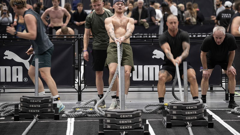 Unga män tävlar i släddragning. Foto: Fredrik Sandberg/TT.
