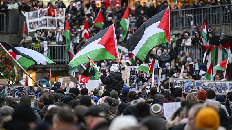 Eftersom högern har förlorat debatten om Israel har man börjat kalla protesterna antisemitiska, menar Jan Guillou. Foto: Pontus Lundahl/TT.