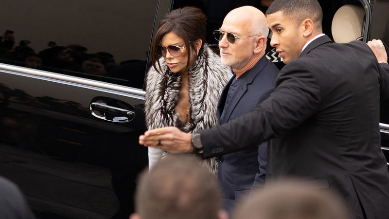 Jeff Bezos anländer till Diors modevisning tillsammans med 
sin fru Lauren Sánchez. Foto: Frat/Backgrid UK/TT.