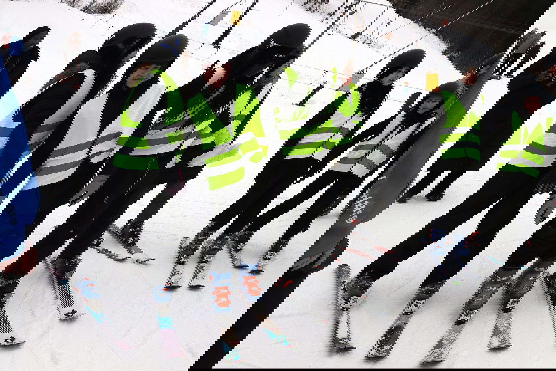 En grupp förortsbarn från Göteborg drar för första gången på sig ett par skidpjäxor. Foto: Paulina Sokolow.