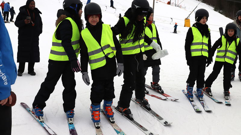 En grupp förortsbarn från Göteborg drar för första gången på sig ett par skidpjäxor. Foto: Paulina Sokolow.