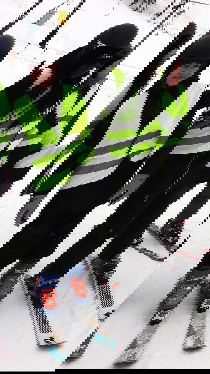 En grupp förortsbarn från Göteborg drar för första gången på sig ett par skidpjäxor. Foto: Paulina Sokolow.