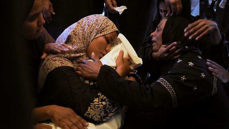 Övergreppen i Gaza fortsätter. Därför behöver EU visa kraft bakom orden. Foto: Jehad Alshrafi /AP/TT.