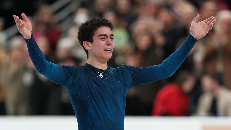 Jacob Sanchez blir tårögd efter sitt framträdande i herrarnas friprogram vid de amerikanska mästerskapen i konståkning, lördagen den 10 januari 2026, i St. Louis. Foto: Stephanie Scarbrough/AP/TT.