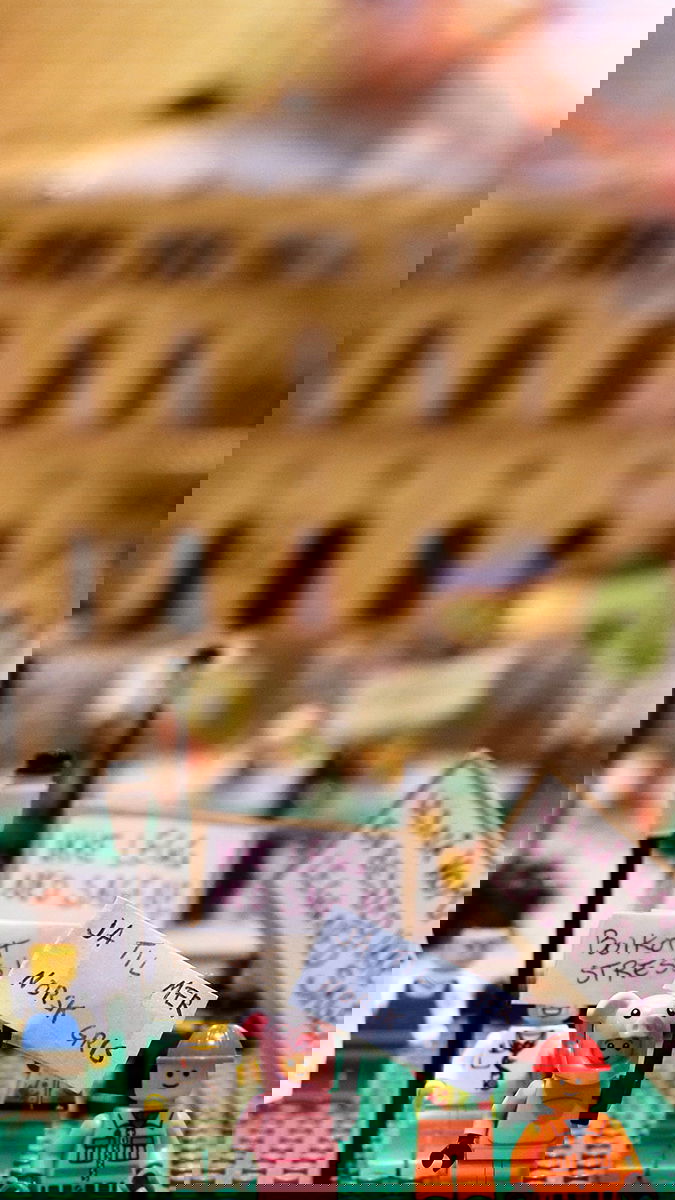 Norska stortinget byggt i Lego. Foto: Petter Evertsen.