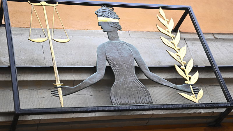 Rättvisesymbolen moder Justitia 
utanför Stockholms tingsrätt. Foto: Henrik Montgomery/TT.