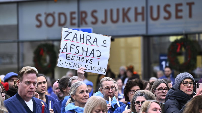 Personal vid Södersjukhuset demonstrerar mot utvisningen av undersköterskorna Zahra Kazemipour och hennes man Afshad Joubeh till Iran. Foto: Henrik Montgomery/TT.