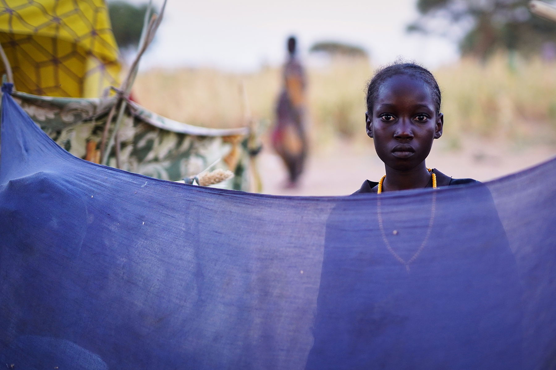 En kvinna befinner sig i ett uppsamlingsläger efter att ha överlevt massakern i El Fasher. Foto: Mohammed Jammal/AP.