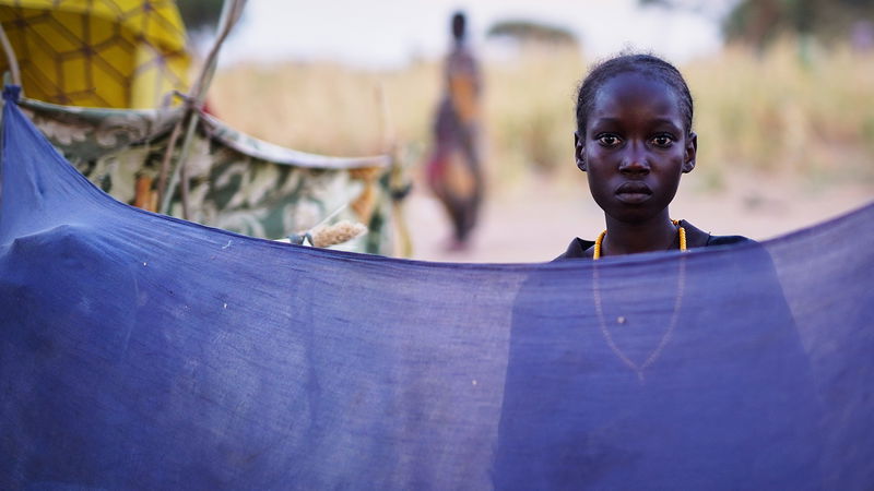 En kvinna befinner sig i ett uppsamlingsläger efter att ha överlevt massakern i El Fasher. Foto: Mohammed Jammal/AP.
