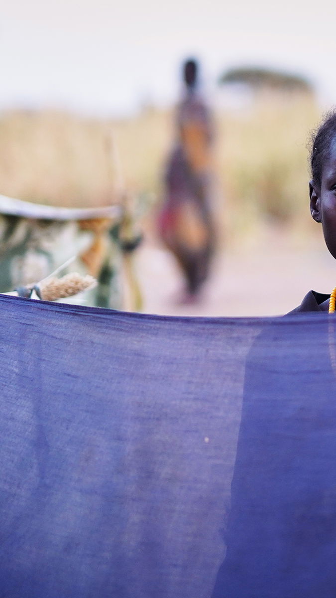 En kvinna befinner sig i ett uppsamlingsläger efter att ha överlevt massakern i El Fasher. Foto: Mohammed Jammal/AP.