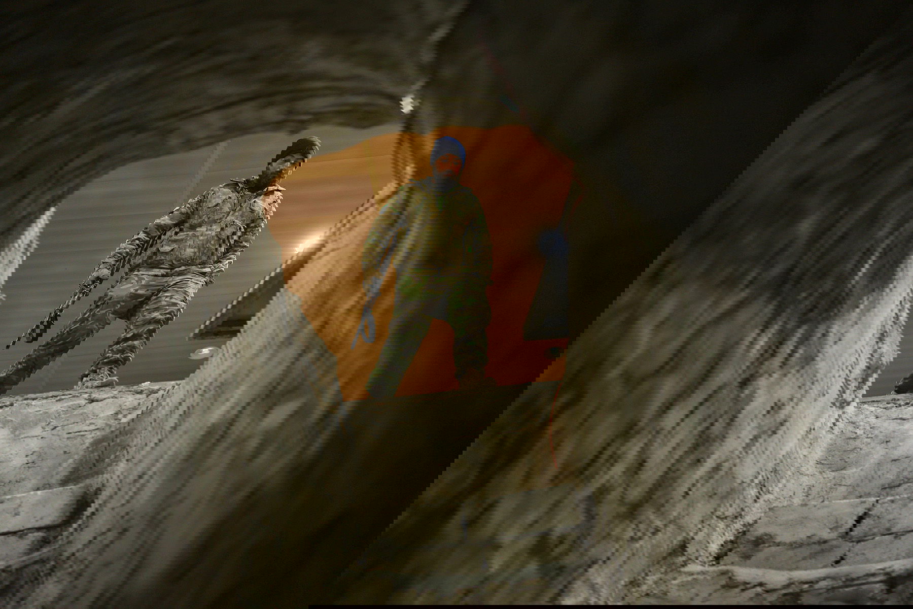 En syrisk soldat är på väg ned i en tunnel som använts av de Syriska demokratiska styrkorna (SDF) i staden Ain Issa i nordöstra Syrien, lördagen den 24 januari 2026. Foto: Ghaith Alsayed/AP/TT.