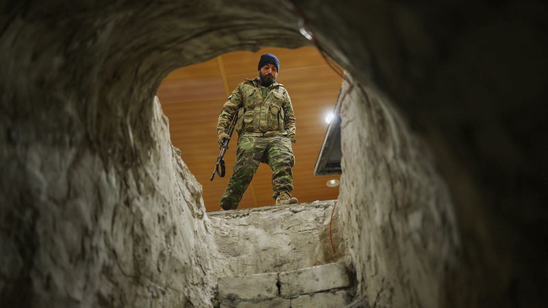 En syrisk soldat är på väg ned i en tunnel som använts av de Syriska demokratiska styrkorna (SDF) i staden Ain Issa i nordöstra Syrien, lördagen den 24 januari 2026. Foto: Ghaith Alsayed/AP/TT.
