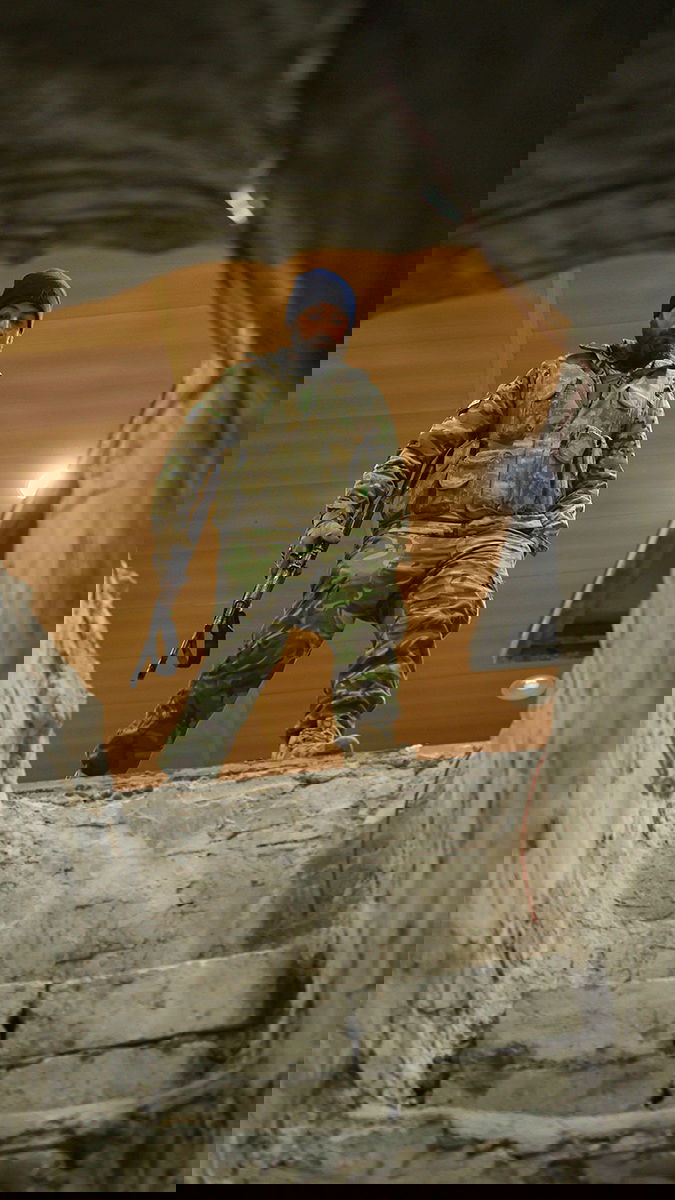 En syrisk soldat är på väg ned i en tunnel som använts av de Syriska demokratiska styrkorna (SDF) i staden Ain Issa i nordöstra Syrien, lördagen den 24 januari 2026. Foto: Ghaith Alsayed/AP/TT.