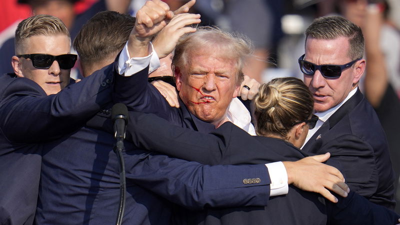 Donald Trump höjer knytnäven efter mordförsöket i Butler, Pennsylvania, 
den 13 juli 2024. Foto: Gene J. Puskar/AP/TT.