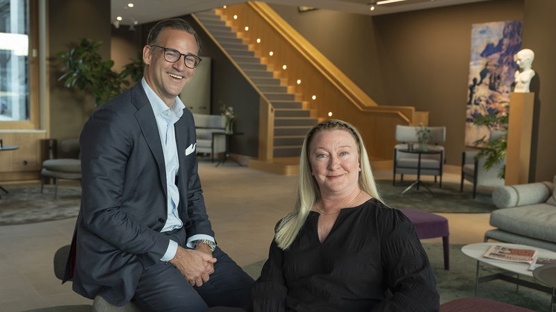 Advokaterna Jonas Bergström och Christina Kokko är glada över byrån Vinges framgångar inom M&A-affärer. Foto: Joey Abrait/DI/TT.