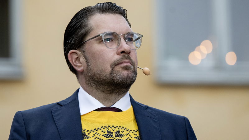 Vid pressträffen i Strängnäs hade Jimmie Åkesson på sig en välstickad kofta. Foto: ﻿Christine Olsson/TT.