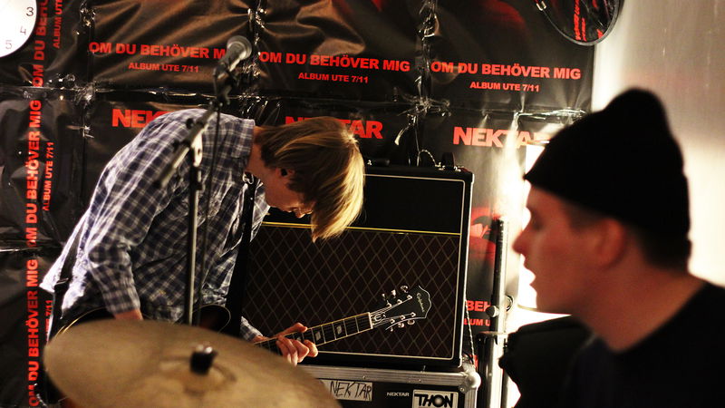 Flamman träffade succébandet Nektar i deras replokalen. Bandet bildades 2023 och består av Ilean Arvman Nelson, Leo Larsson, Elliot Axelsson Olsson, Zion Merking och Isak Zander. Foto: Anna Rosenström.