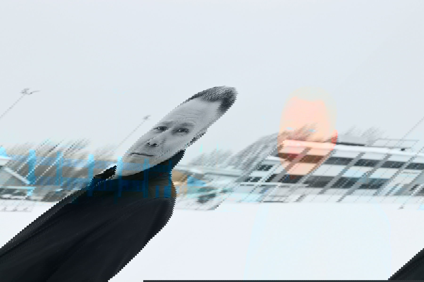 Som kommunalråd i Göteborgs rödgröna styre har Daniel Bernmar varit med och byggt ut idrotts- och simhallarna. Här inspekterar han fotbollsplanen i Biskopsgården. Foto: Jacob Lundberg.