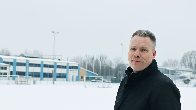 Som kommunalråd i Göteborgs rödgröna styre har Daniel Bernmar varit med och byggt ut idrotts- och simhallarna. Här inspekterar han fotbollsplanen i Biskopsgården. Foto: Jacob Lundberg.
