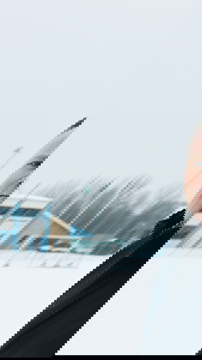 Som kommunalråd i Göteborgs rödgröna styre har Daniel Bernmar varit med och byggt ut idrotts- och simhallarna. Här inspekterar han fotbollsplanen i Biskopsgården. Foto: Jacob Lundberg.