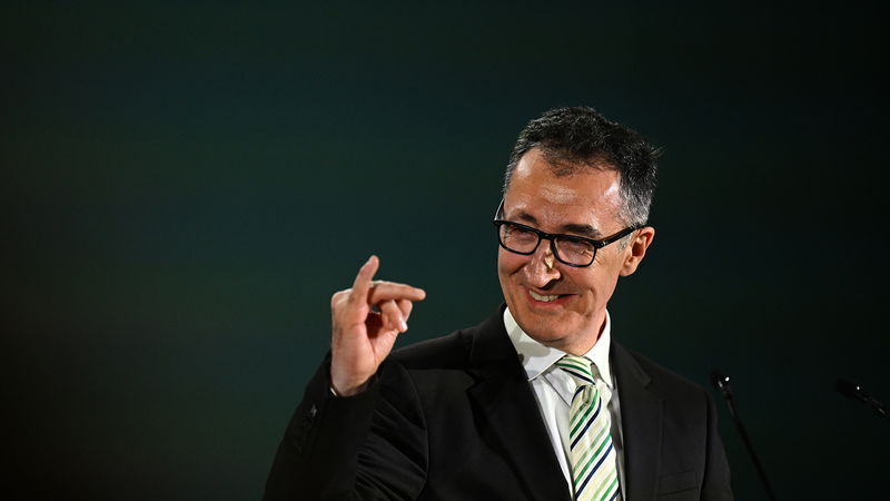 Cem Özdemir från Allians 90/De gröna sträcker upp lillfingret under partiets valvaka i Stuttgart, Tyskland, söndagen den 8 mars 2026. Foto: Bernd Weißbrod/dpa/AP/TT.