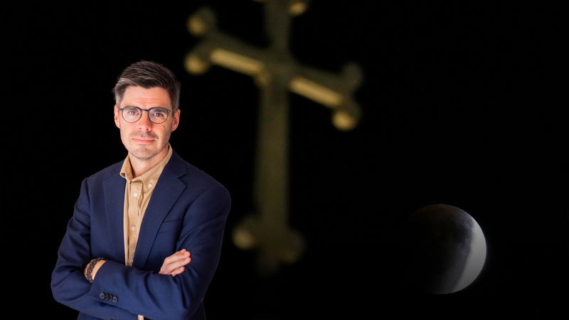 Fullmånen lyser över Sankt Sarkiskatedralen i Tehran, Iran. Foto: Vahid Salemi/AP/TT.