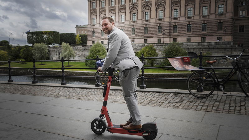 Mattias Karlsson, SD:s ”chefsideolog” och Oikos grundare, elsparkcyklar förbi riksdagen. Foto: Stina Stjernkvist/SvD. 