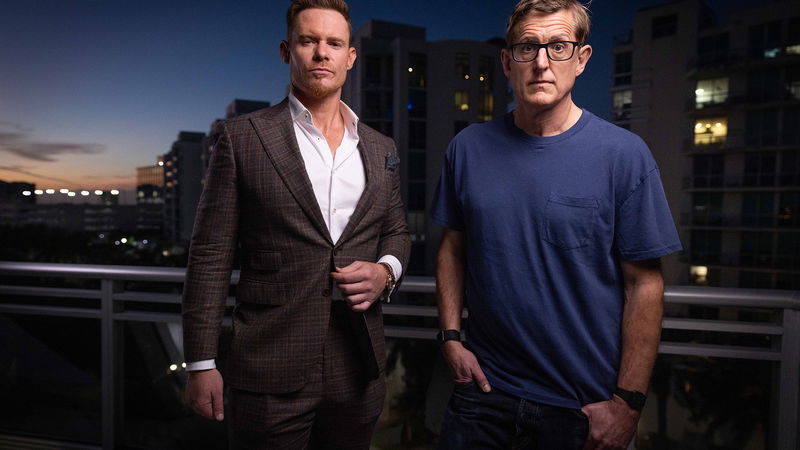 Louis Therouxs (t.h.) nya dokumentär ”Inside the manosphere” intervjuar han ”framgångscoachen” Justin Waller (t.v.). Foto: Netflix/Zuma press/TT.