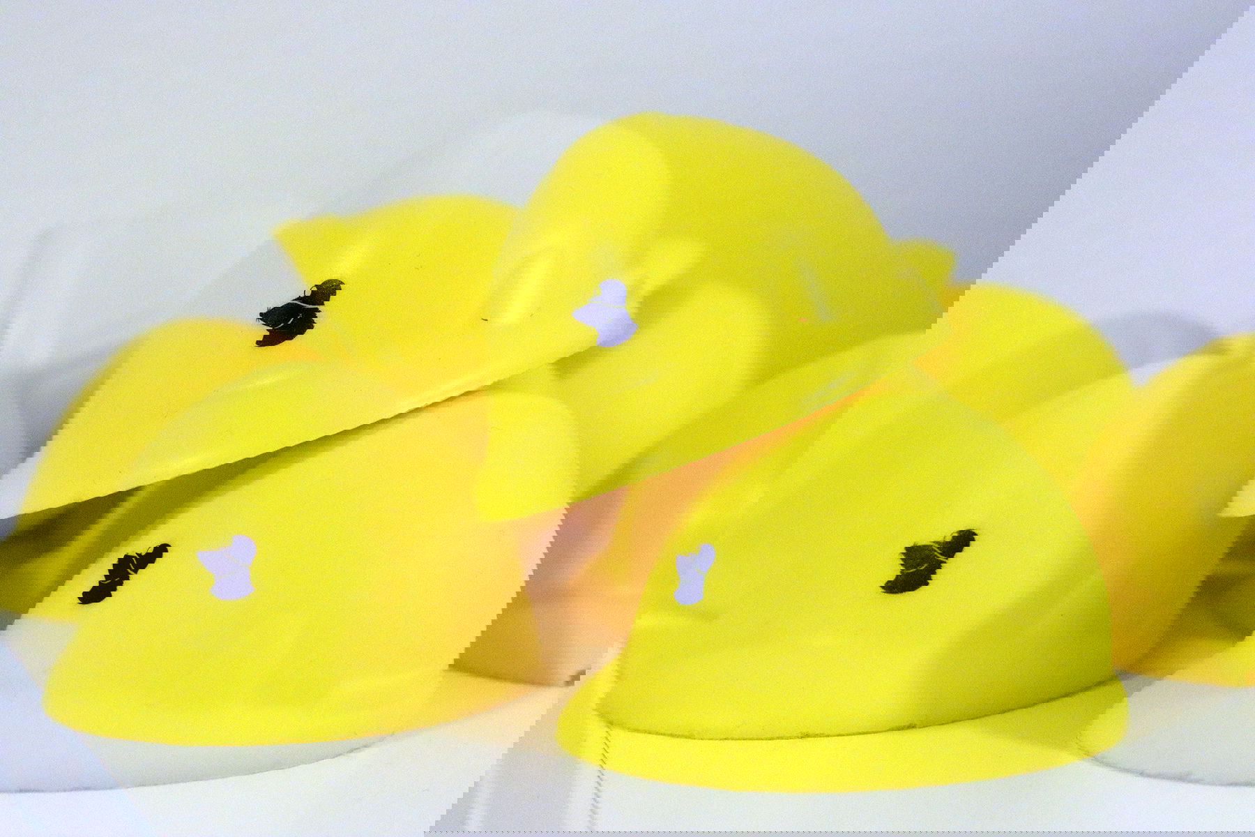 En samling hjälmar i skumgummi på Mullvads kontor i Göteborg. De ska inte skydda mot fallande föremål – utan mot stress. Foto: Jacob Lundberg/Flamman.