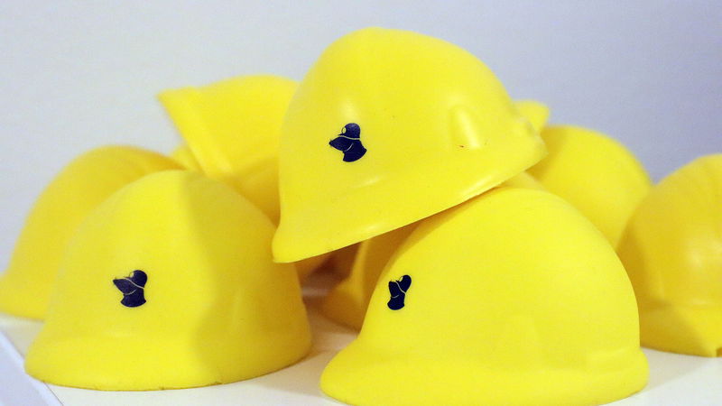 En samling hjälmar i skumgummi på Mullvads kontor i Göteborg. De ska inte skydda mot fallande föremål – utan mot stress. Foto: Jacob Lundberg/Flamman.