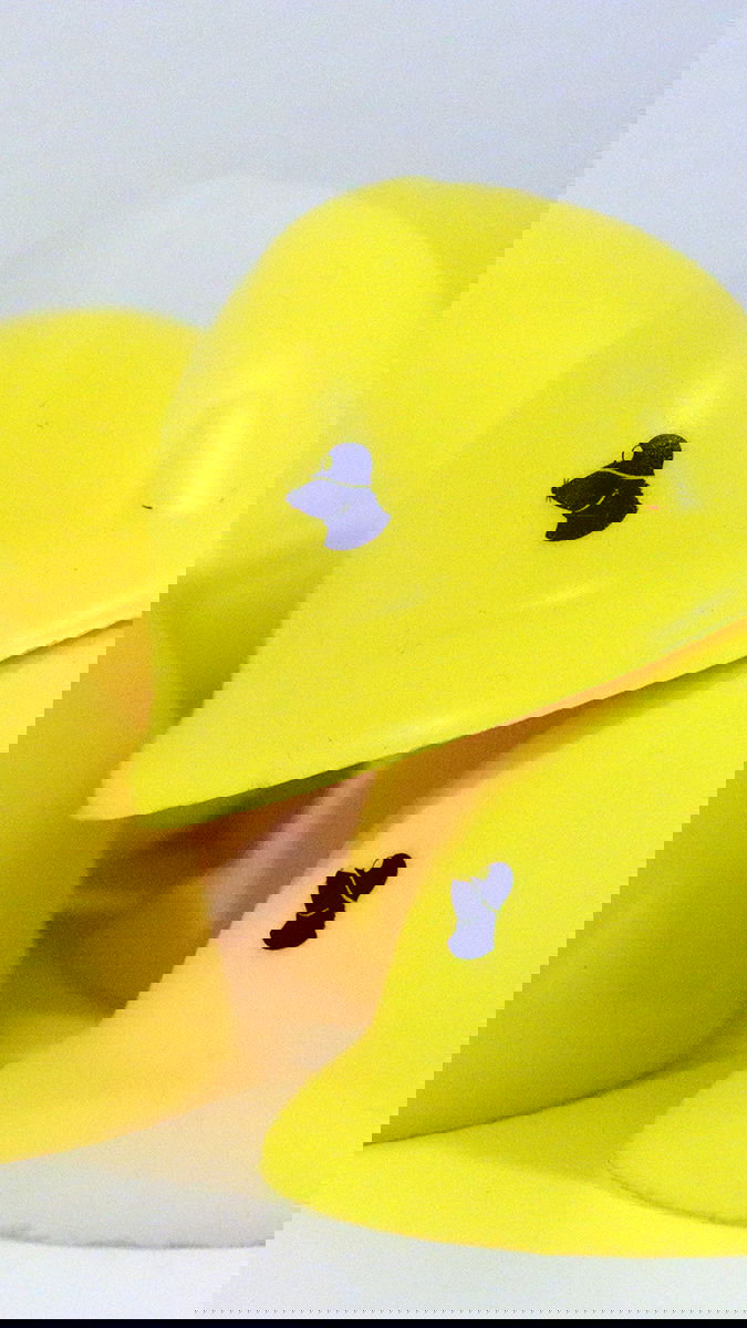 En samling hjälmar i skumgummi på Mullvads kontor i Göteborg. De ska inte skydda mot fallande föremål – utan mot stress. Foto: Jacob Lundberg/Flamman.