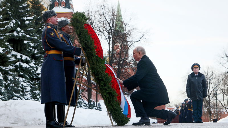 Rysslands president Vladimir Putin deltar i en kransnedläggning vid Den okände soldatens grav, intill Kremlmuren, måndagen den 23 februari 2026. Foto: Maxim Shipenkov/Pool Photo/AP.