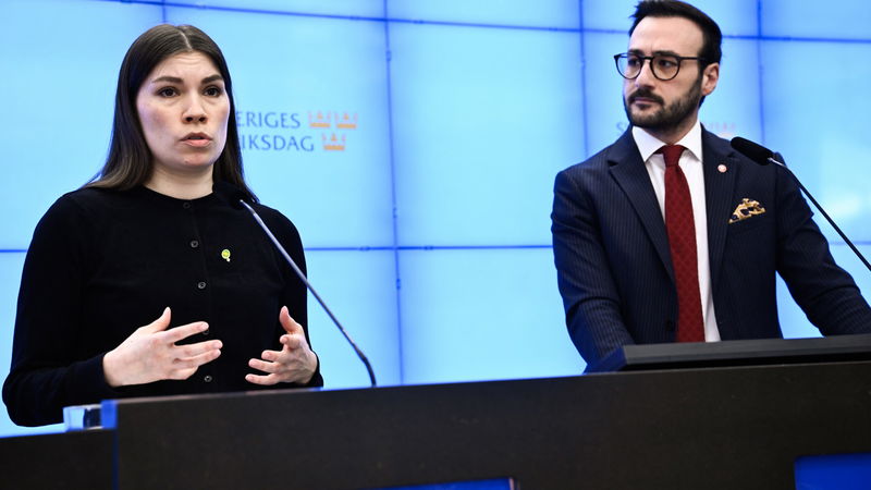 Annika Hirvonen (MP), migrationspolitisk talesperson för Miljöpartiet, och Tony Haddou (V), migrationspolitisk talesperson för Vänsterpartiet vid pressträffen för tre veckor sedan. Foto: Henrik Montgomery / TT