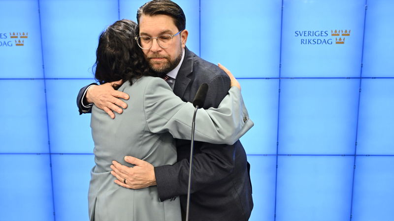 Simona Mohamsson omfamnar Jimmie Åkesson under en pressträff, efter dagens krismöte inom Liberalerna. Foto: Anders Wiklund/TT.