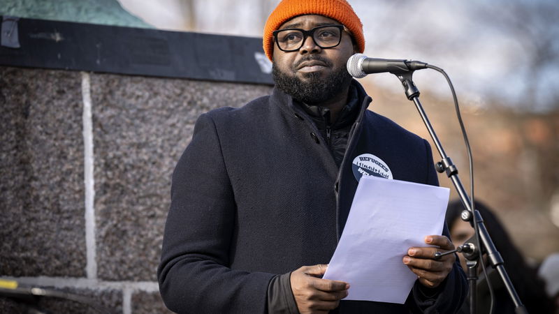 Malcolm Momodou Jallow (V) talade då runt 1000 personer på söndagseftermiddagen samlades på Möllevångstorget i Malmö för att visa sitt stöd för Ukraina efter den ryska attacken. Foto: Johan Nilsson / TT.