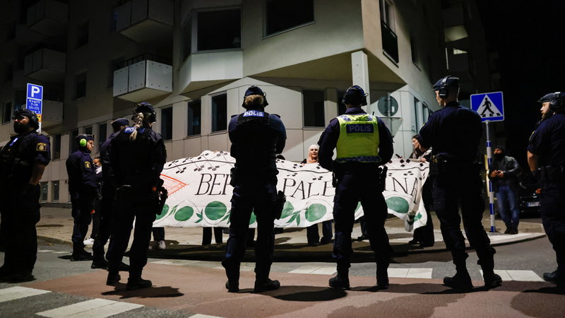 Demonstration för Palestina utanför SVT-huset i samband med partiledardebatten i SVT Agenda den 12 oktober 2025. Foto: Caisa Rasmussen/TT.