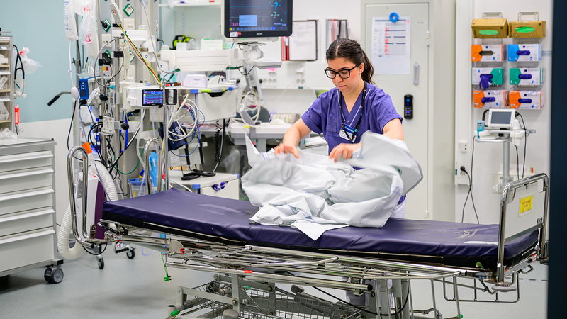 Sköterska bäddar brits på Danderyds sjukhus – ”avbolagiserat” sedan i januari förra året. Foto: Magnus Lejhall/TT.