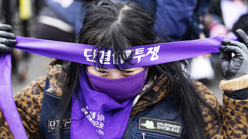 Medlemmar ur Sydkoreas fackförbund demonstrerar i landets huvudstad Seoul på internationella kvinnodagen i år. Foto: Chris Jung/NurPhoto/TT.