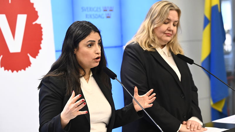 Vänsterpartiets partiledare Nooshi Dadgostar (V) och ekonomisk-politiska talespersonen Ida Gabrielsson (V) håller pressträff om förslag om frysta hyror på Riksdagen. Foto: Fredrik Sandberg/TT.