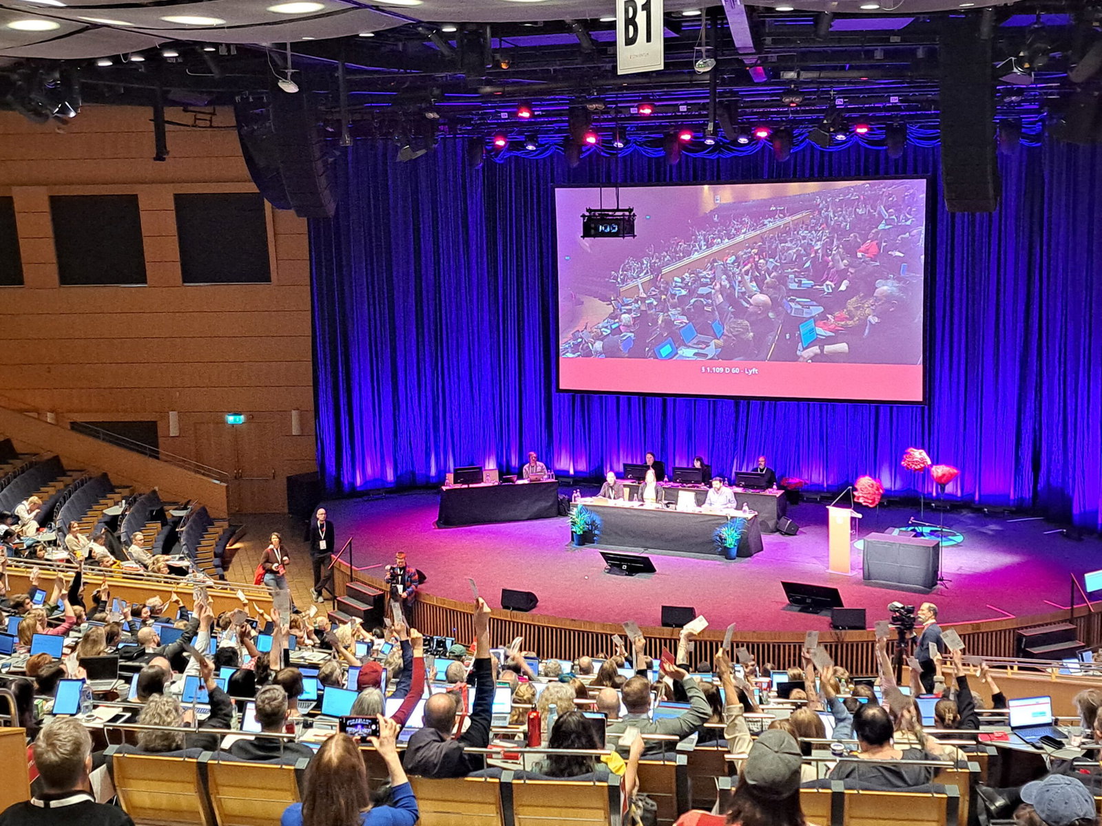Här körs V-styrelsen över – partiskatten sänks inte